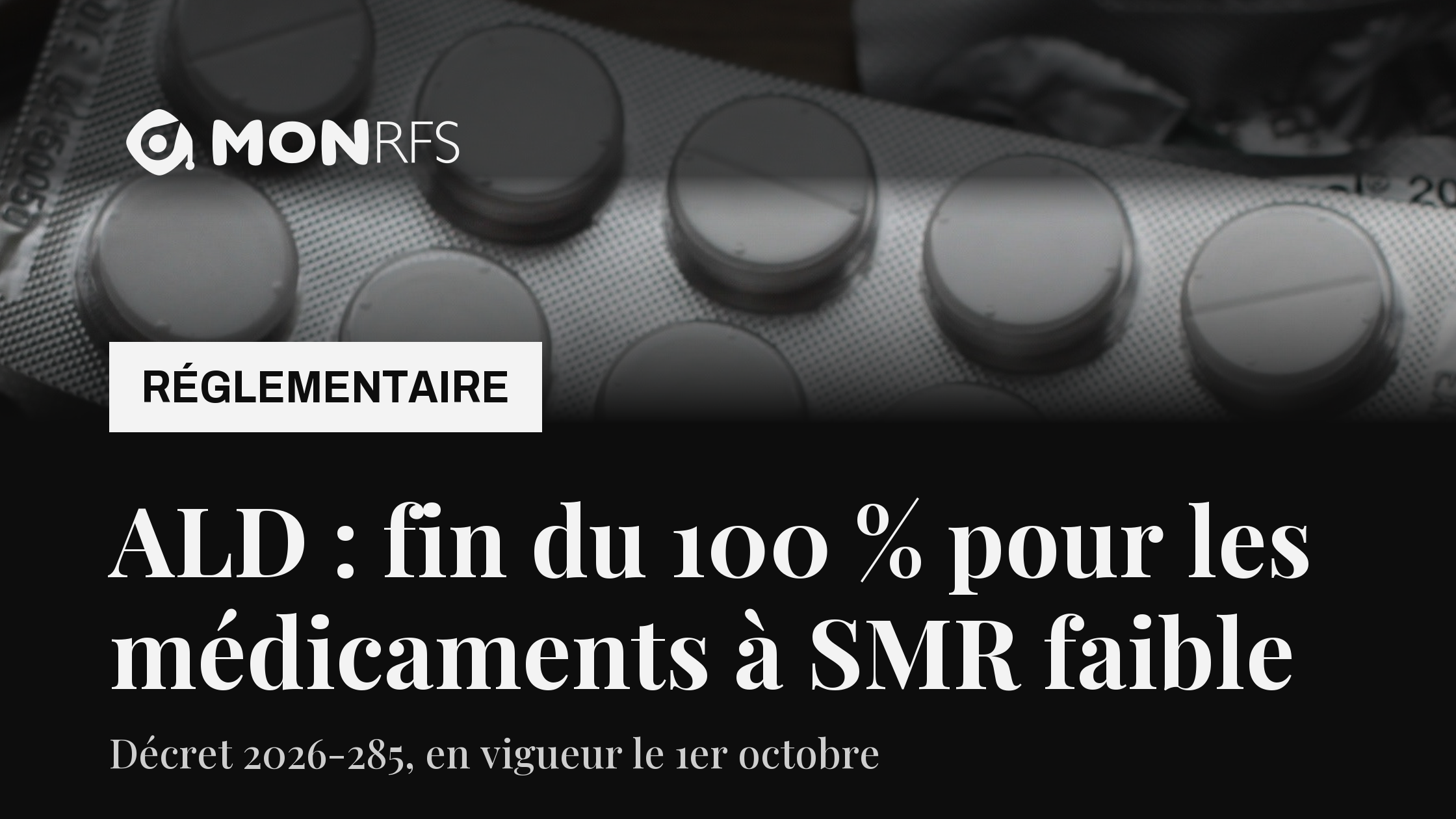 Plaquettes de comprimés en gros plan sous un voile sombre, avec le titre « ALD : fin du 100 % pour les médicaments à SMR faible » et le sous-titre « Décret 2026-285, en vigueur le 1er octobre ».