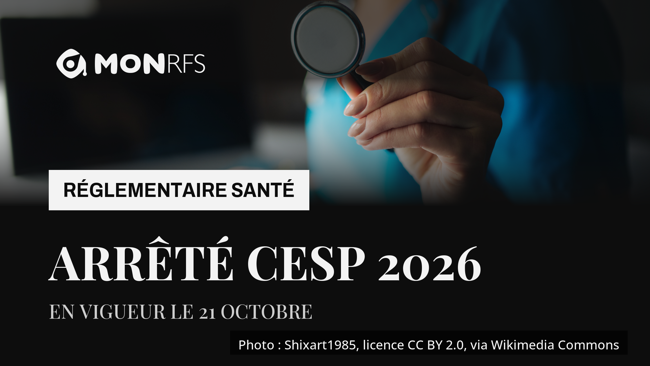 Main tendant un stéthoscope, illustration de l'arrêté CESP 2026 sur le contrat d'engagement de service public