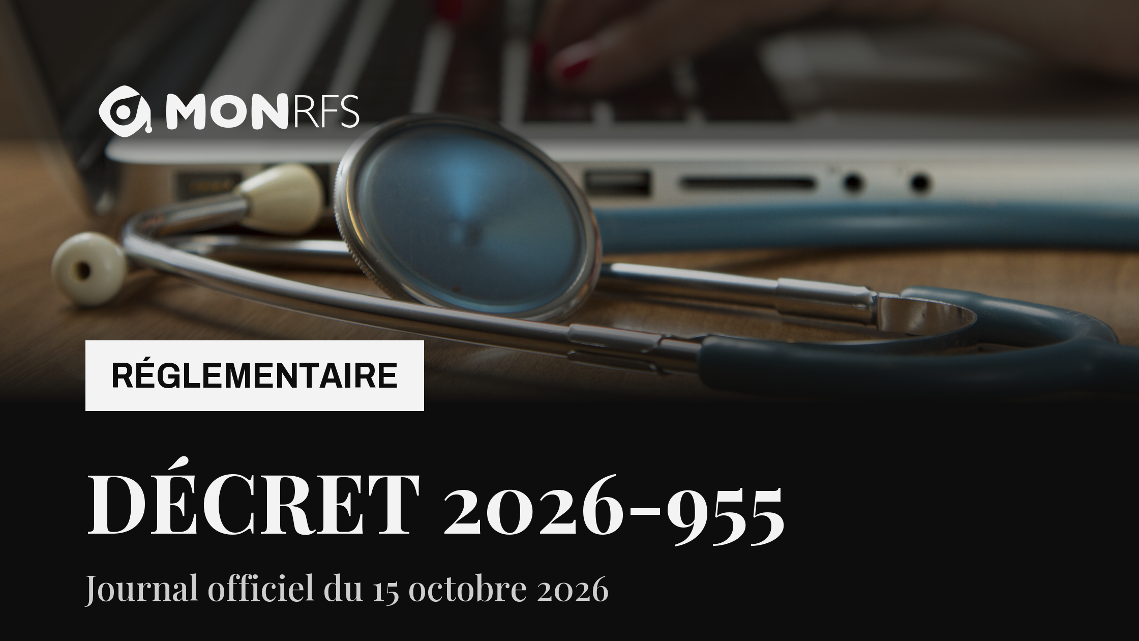 Stéthoscope posé devant un ordinateur portable, mains d'une soignante en train de saisir, illustration du décret 2026-955 sur les références infirmières