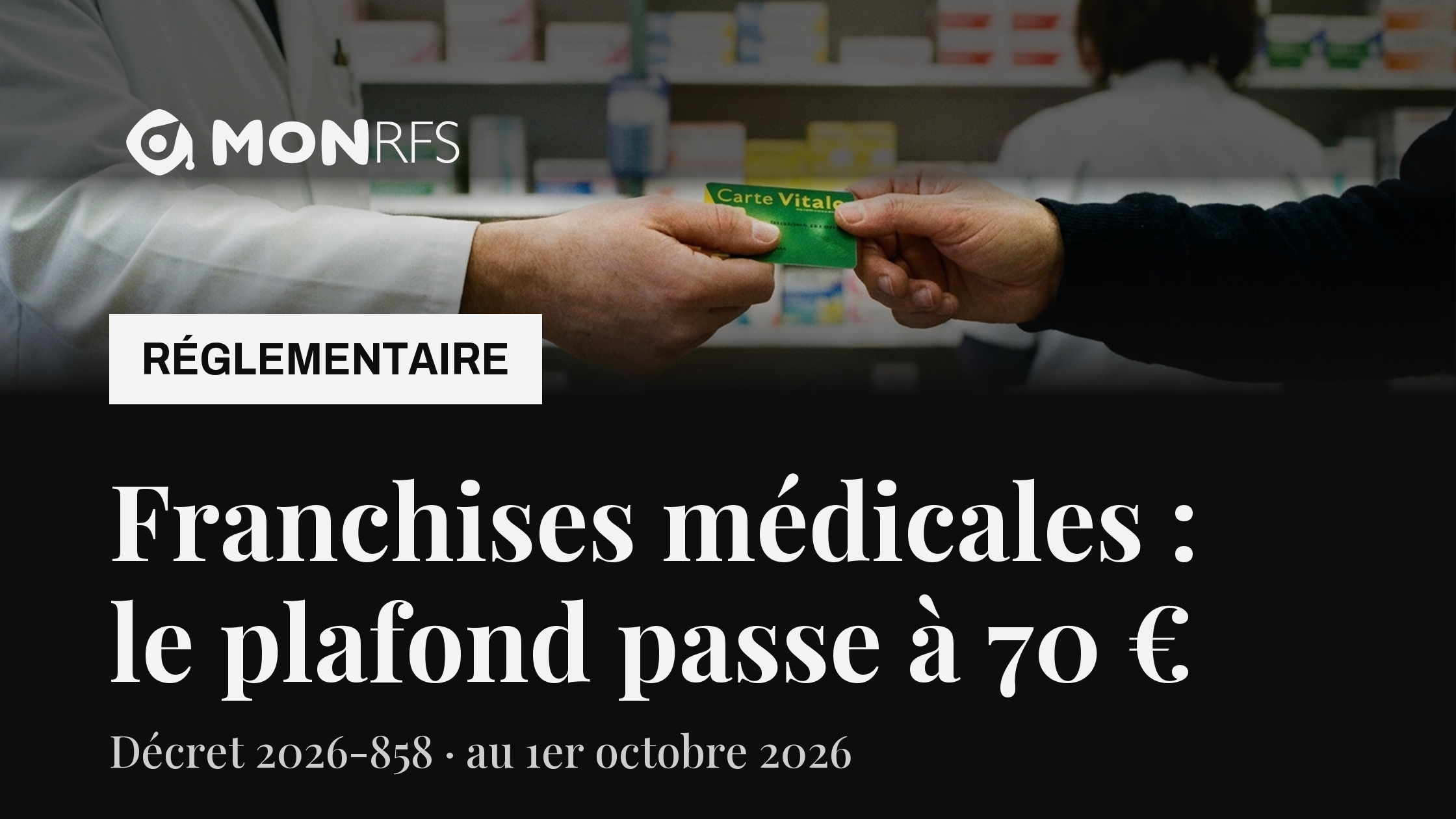 Franchises médicales : le plafond passe à 70 euros au 1er octobre 2026, décret n° 2026-858. Comptoir de pharmacie, carte Vitale tendue.