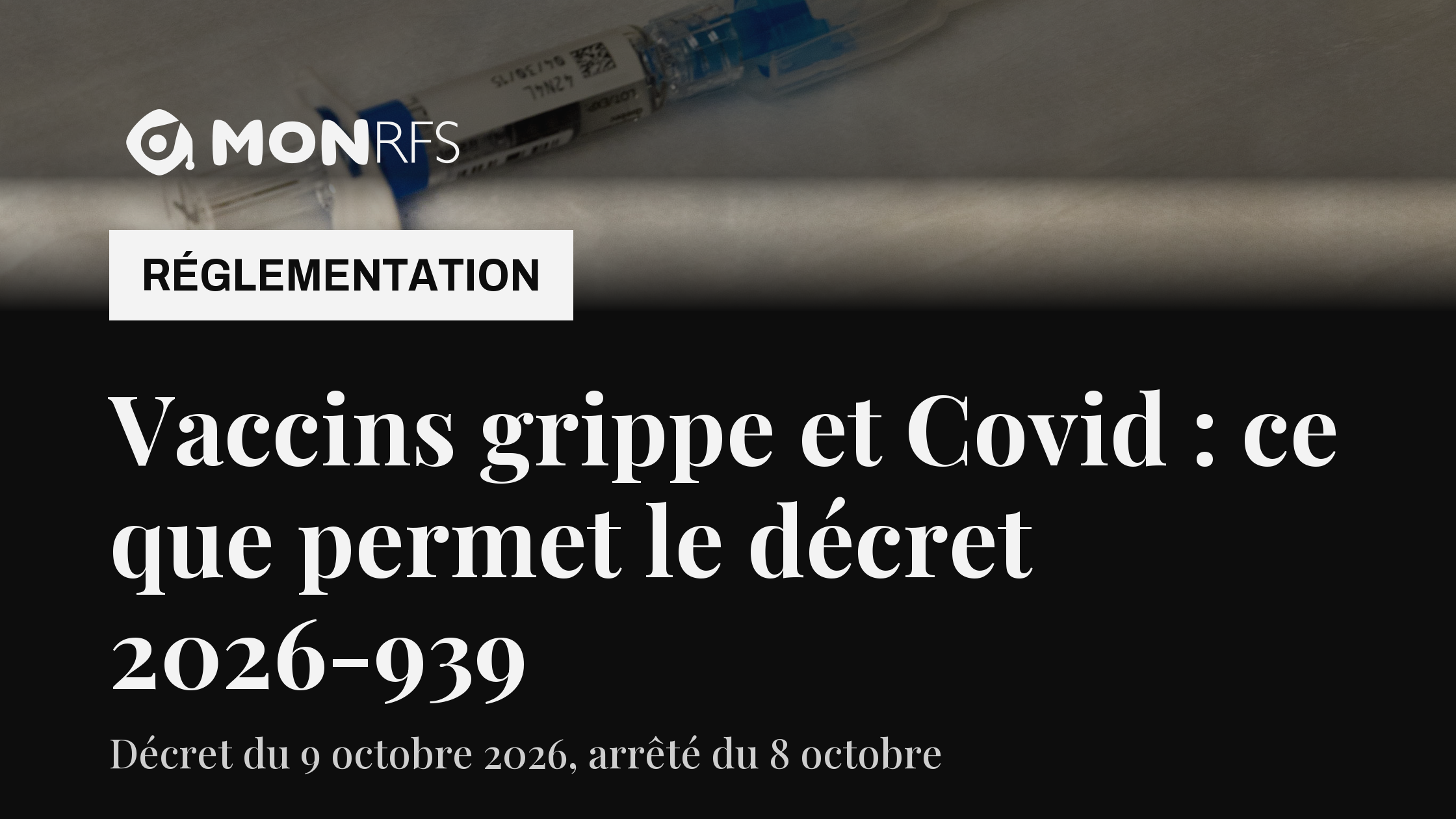 Seringue pré-remplie posée sur un drap blanc sous un voile sombre, avec le titre « Vaccins grippe et Covid : ce que permet le décret 2026-939 » et le sous-titre « Décret du 9 octobre 2026, arrêté du 8 octobre ».