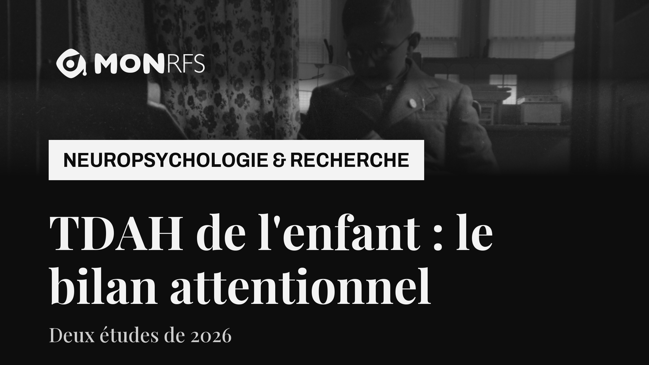 TDAH de l'enfant : ce que deux études de 2026 apportent au bilan attentionnel. Photo d'archive en noir et blanc : un garçon à lunettes, concentré sur sa lecture.