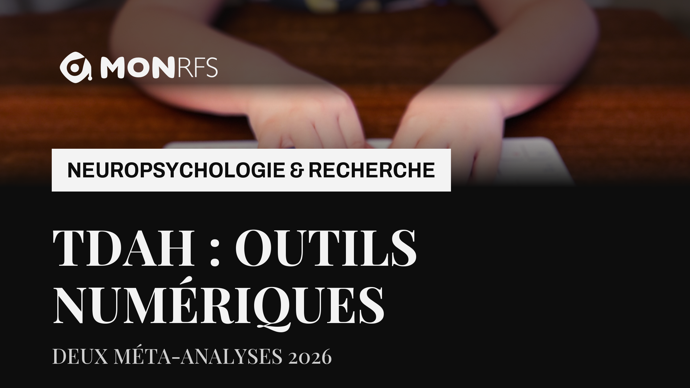 TDAH de l'enfant, outils numériques : deux méta-analyses 2026 — mains d'un enfant sur un clavier